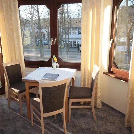 Cafe Schneidewind בית הארחה